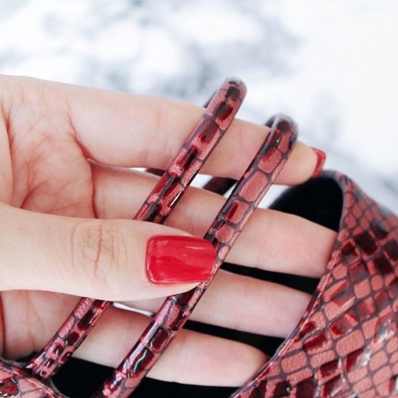 "Living on the Edge" (CLOSING CLOSET SALE) - Picture 7 of 7